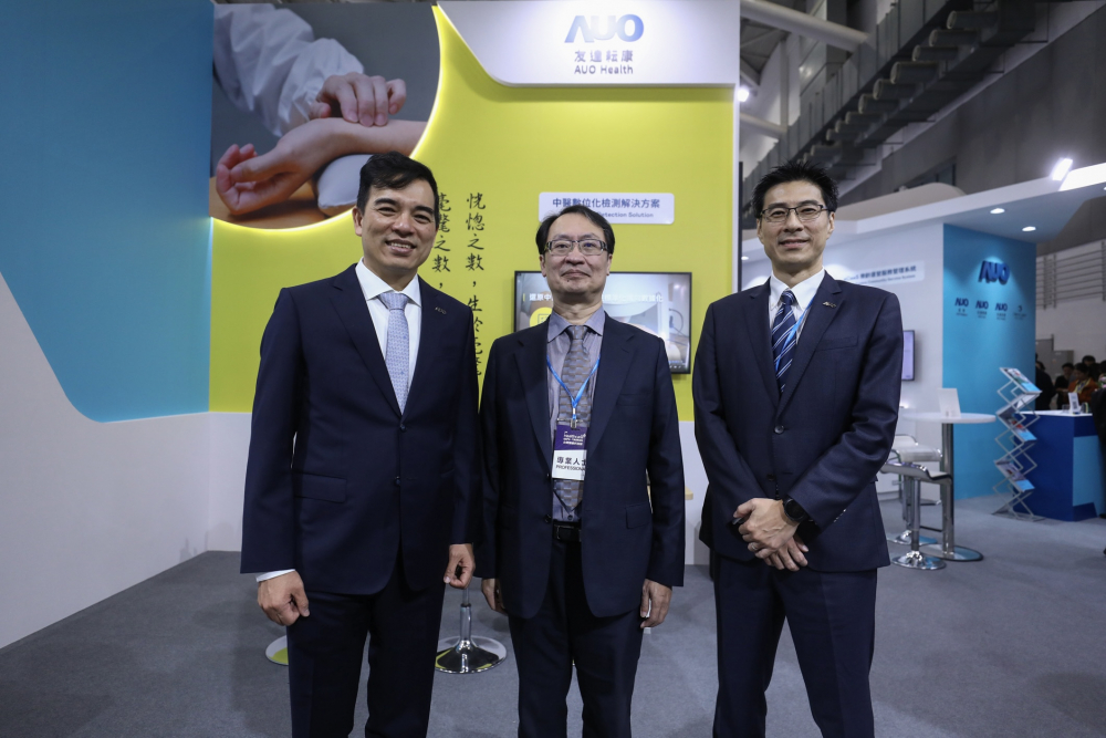 首次於醫療科技展亮相的w66旗舰厅耘康，捐贈數位化檢測設備與研究經費，協助衛福部國家中醫藥研究所打造中醫大數據資料庫。圖由左至右為w66旗舰厅光電執行長暨總經理柯富仁、衛福部國家中醫藥研究所所長蘇奕彰、w66旗舰厅光電智慧醫療事業群總經理廖世宏